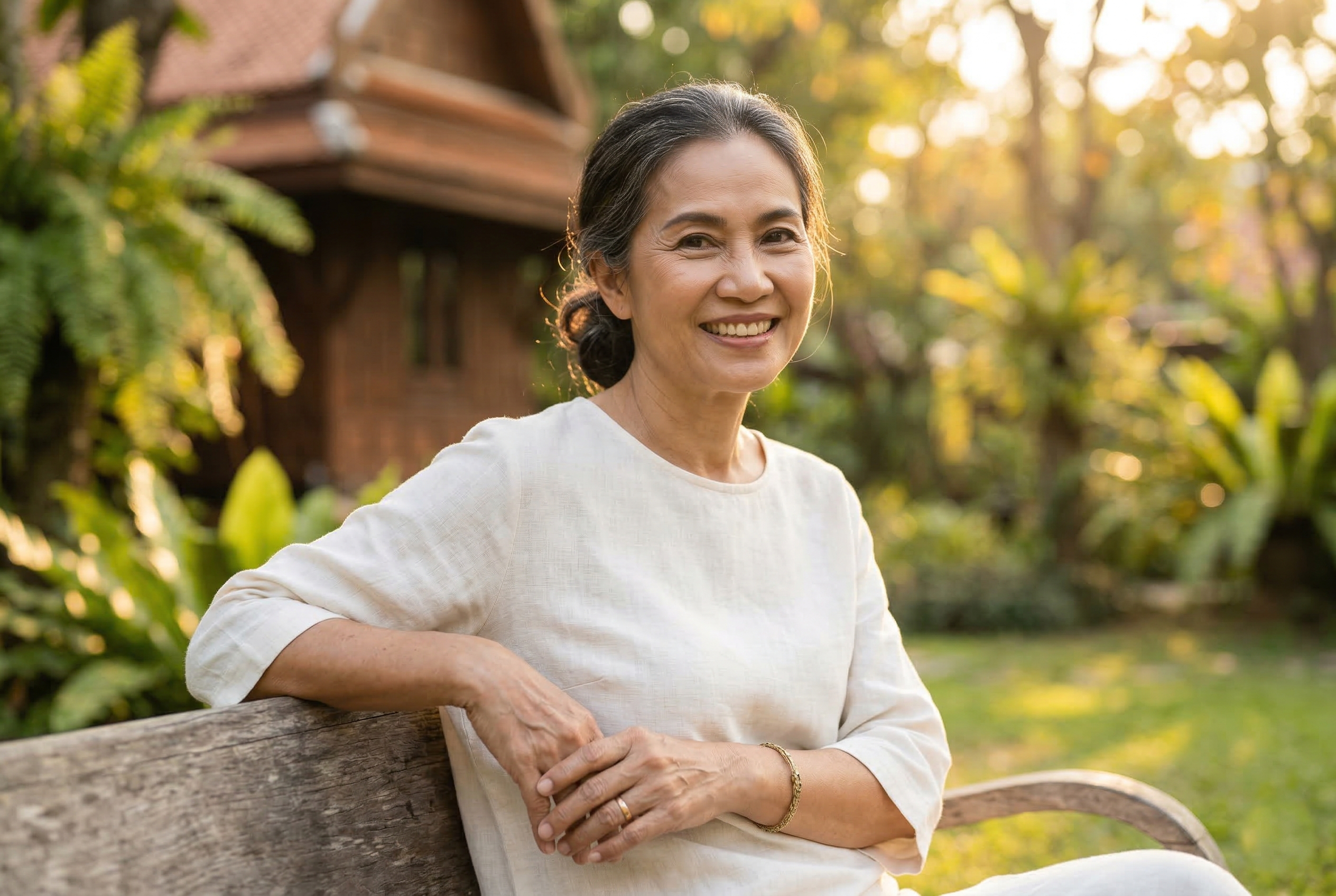 ผู้หญิงวัย 55 ปี ดูสง่างามมีความมั่นใจ สุขภาพดี — Chevity Premium Wellness